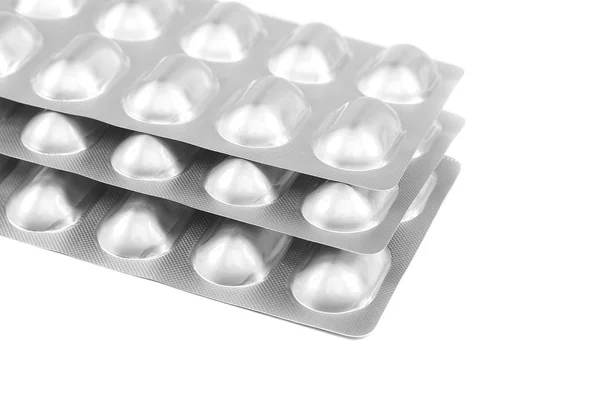 Tabletki w blistrach na białym tle. — Zdjęcie stockowe