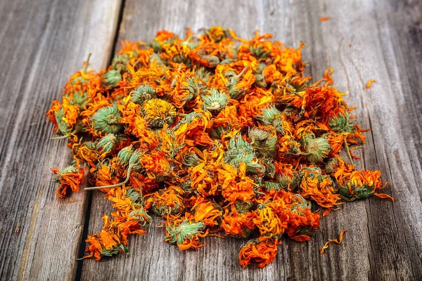 Flores secas de caléndula sobre plantas medicinales de madera — Foto de Stock