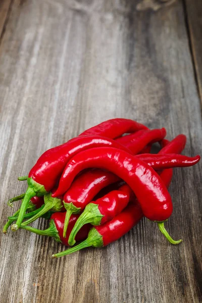 ahşap zemin üzerine kırmızı biber