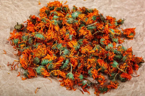 Torkad ringblomma blommor på papper medicinalväxter — Stockfoto