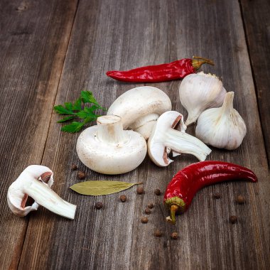 Mantar, sarımsak, kırmızı biber, baharatlar bir tahta üzerinde