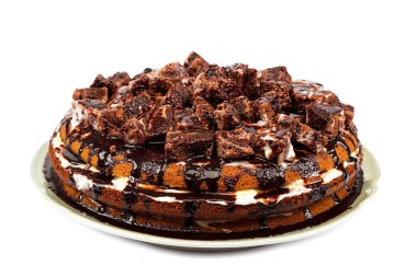 Beyaz arka planda izole edilmiş çikolatalı pasta.