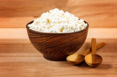 Ahşap kase taze peynir