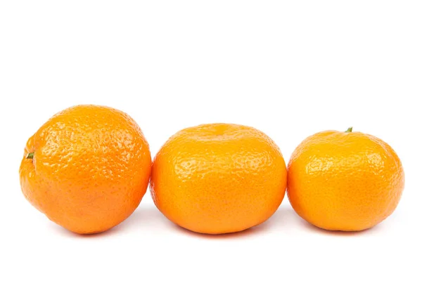 Owoców mandarynki na białym tle. — Zdjęcie stockowe