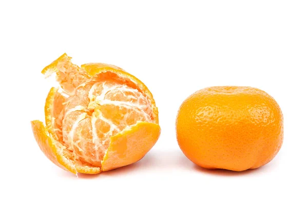 Vruchten van een tangerine op een witte achtergrond. — Stockfoto