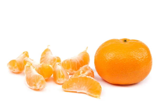 Owoców mandarynki na białym tle. — Zdjęcie stockowe