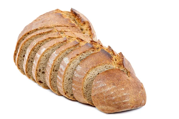 Bochenek krojonego chleba na białym tle. — Zdjęcie stockowe