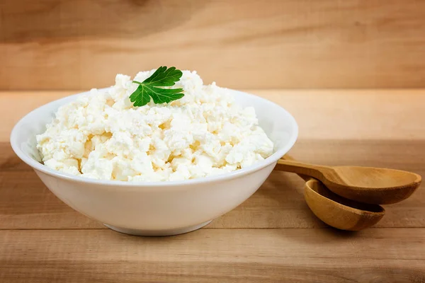 Świeże sery feta w misce biały z łyżeczką — Zdjęcie stockowe