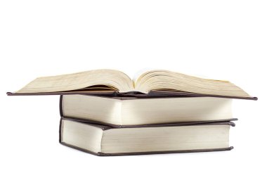 Beyaz arkaplanda bir yığın kitap.