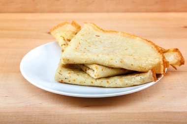 Ekşi krema bir kase ile Pancakes