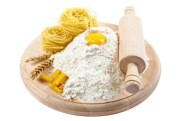 Utensílios de cozinha, farinha e ovo sobre fundo branco . — Fotografia de Stock