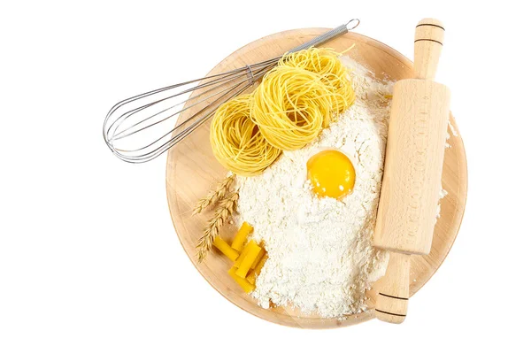 Utensili da cucina, farina e uova su sfondo bianco . — Foto Stock