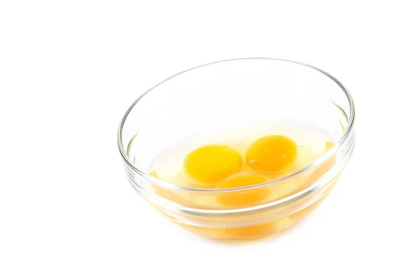 Яичные желтки с белками в стеклянной тарелке — стоковое фото
