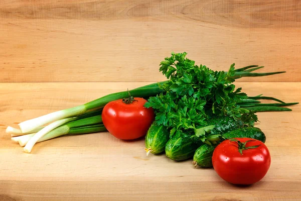 Verduras frescas sobre el fondo de madera . — Foto de Stock