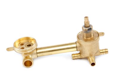 Beyaz zemin üzerinde izole edilmiş musluk duşu