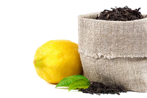 Té negro de limón y hoja aislado sobre fondo blanco — Foto de Stock