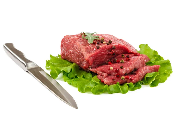 Carne com uma faca e especiarias no fundo branco — Fotografia de Stock