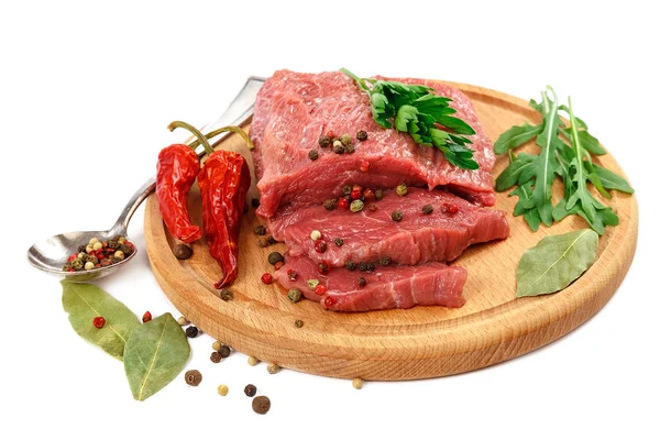 Kød på et skærebræt og krydderier på hvid baggrund . - Stock-foto