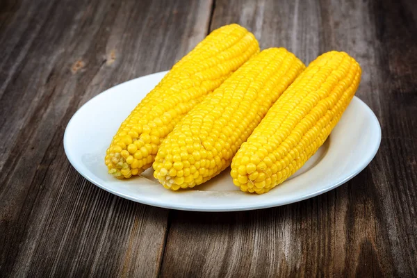 Tahta kalasların arkasında mısır.