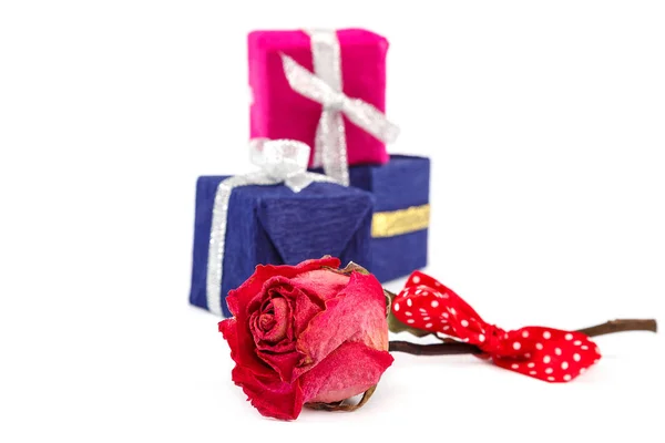 Trockene Rosenblumen und Schachteln mit Geschenken. — Stockfoto