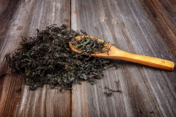 Herbata ziołowa na tle drewnianych desek — Zdjęcie stockowe