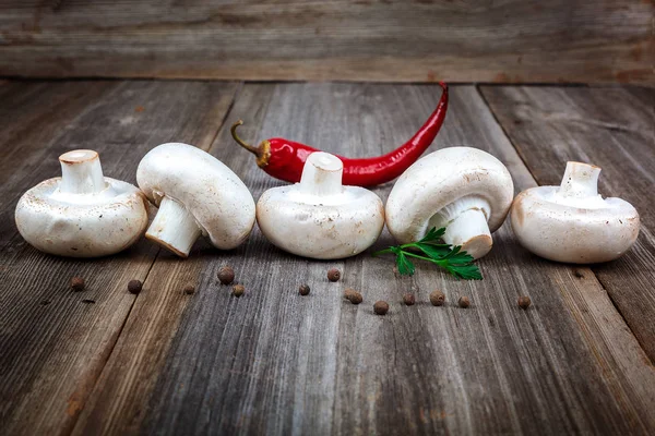 Champignons, ail, piments rouges, épices sur un bois — Photo