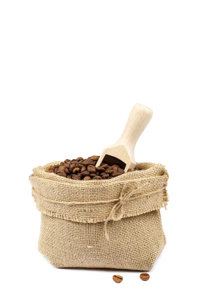 Grains de café dans un sac en toile avec cuillère en bois — Photo
