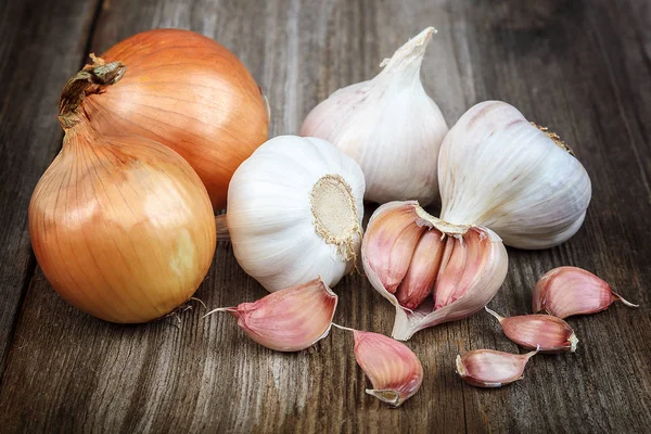 Verse knoflook op een houten ondergrond — Stockfoto