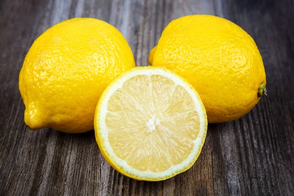 Fresh lemons on a wooden background — Stock Photo, Image