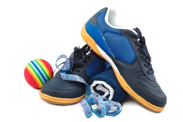 Snygga sneakers och sport utrustning på vit bakgrund. — Stockfoto