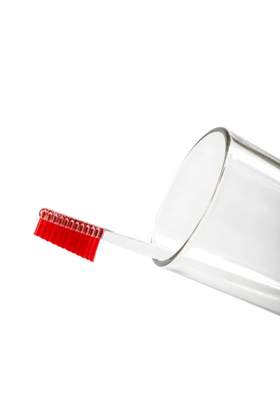 Zubní kartáček s červenými štětinami ve sklenici. — Stock fotografie