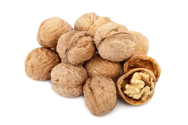 Nueces aisladas sobre fondo blanco. Alimentación saludable —  Fotos de Stock