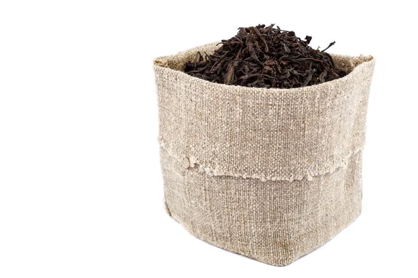 Té de hoja negra en una bolsa sobre fondo blanco . — Foto de Stock