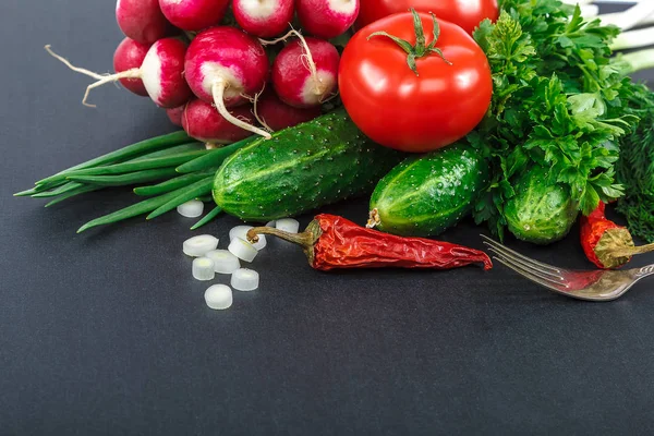 Färska grönsaker diverse på en svart bakgrund — Stockfoto