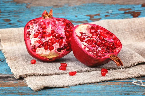 Granaatappel fruit op de een houten planken — Stockfoto