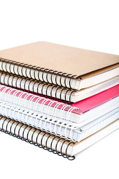 Stos wiosna notebooków na białym tle — Zdjęcie stockowe