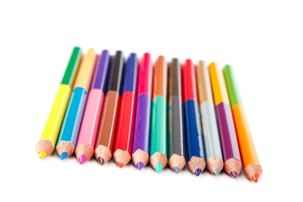 Crayons de couleur isolés sur un fond blanc. — Photo