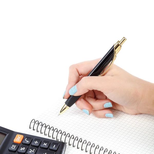 Mão de mulher com bela manicure escreve caneta no bloco de notas . — Fotografia de Stock