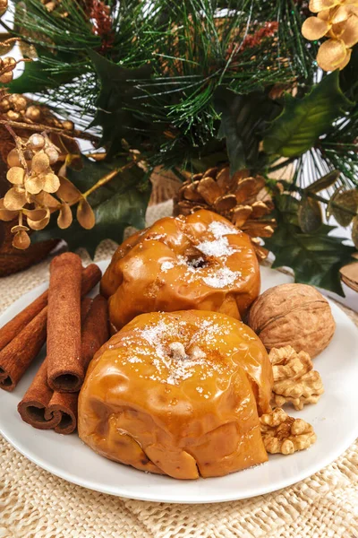 Manzanas al horno nueces canela en una mesa de Navidad — Foto de Stock