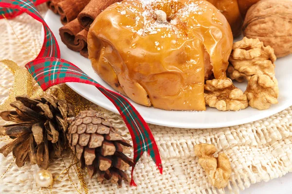 Manzanas al horno nueces canela en una mesa de Navidad —  Fotos de Stock