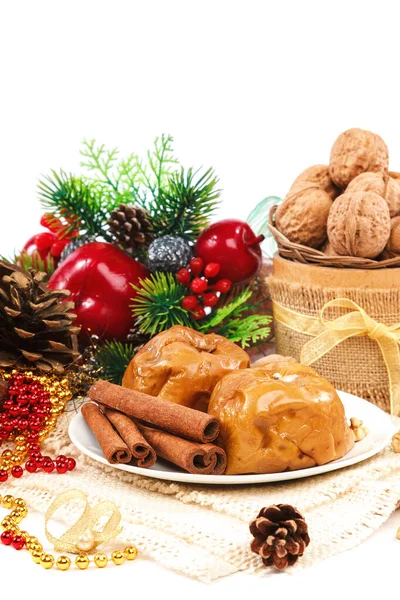 Печёные яблоки с орехами корицей на рождественском столе — стоковое фото