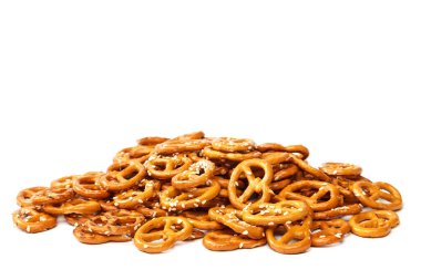 Beyaz arka planda izole edilmiş tuzlu kraker kurabiyeleri.