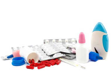 İlaç kapsülleri hapları beyaz arka plana düşürür