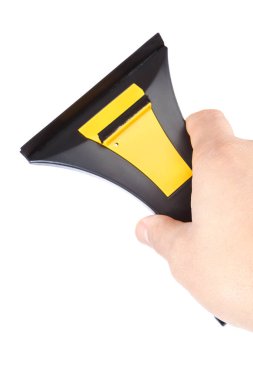 Buz ve sudan pencereleri temizlemek için kazıyıcılı el