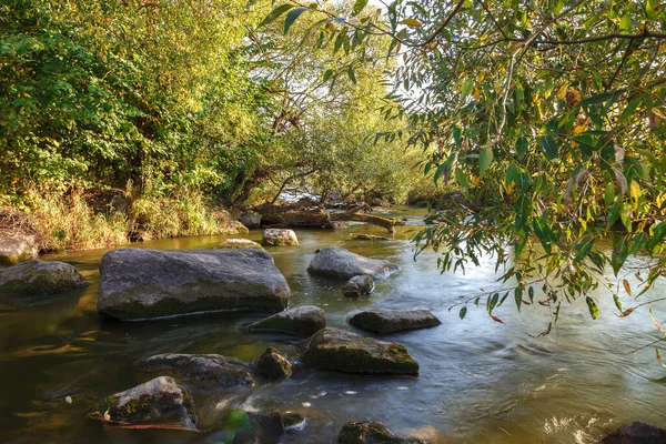 Río tormentoso con piedra errática en la madrugada —  Fotos de Stock