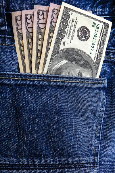 Денежные купюры в кармане джинсовых брюк — стоковое фото