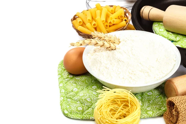 Farina, pasta, uova e utensili da cucina su fondo bianco — Foto Stock