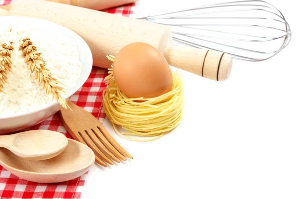 Farina, pasta, uova e utensili da cucina su fondo bianco — Foto Stock