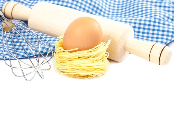 Harina, pasta, huevo y utensilios de cocina sobre fondo blanco —  Fotos de Stock