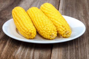 Tahta kalasların arkasında mısır..